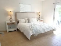 Bimini Dreams, Steps from the Beach, optional Golf Cart rent のホテル