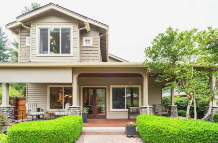 Poppyrosa Estate with mountain views minutes from Seattle, Bellevue, Sea-Tac