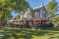 Charming Inn Steps away from Downtown Warwick only an Hour away from NYC Hotels in Warwick