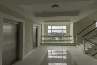 "Le Luxe" Penthouse 2 BR condo w/ AC, WiFi, complimentary Netflix & 24/7 sec Hotels in 