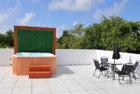 Luxury Villa Great Location Walking Distance to the Beach