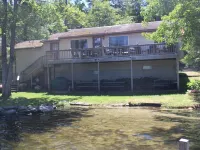 Waterfront property on pond with private dock . 수나피 호텔