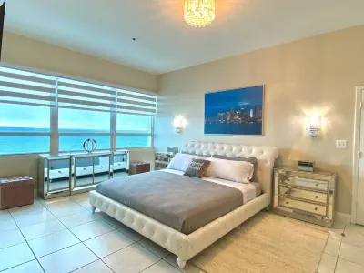 Luxurious large Direct Ocean Front Penthouse Beach access&Free parking-Remodeled