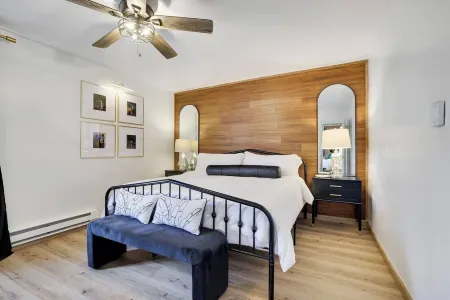 Villa Juana w/HotTub, Grill, Fire Pits, Pool Table, EV Charger, Game Room, Decks Отели рядом с достопримечательностью «Community Church»