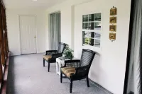 5 Mins from Weeki Wachee Park- Fully Fenced 3 Bedroom House