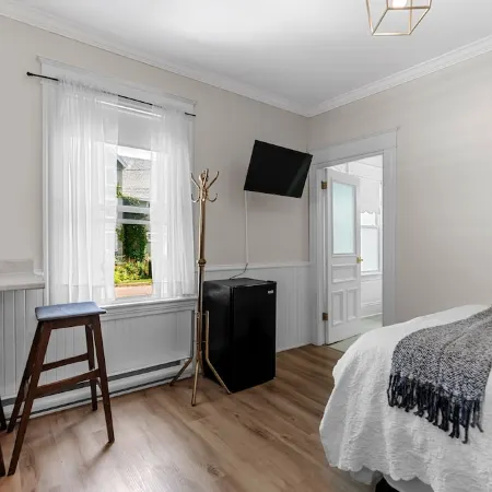 Studio 2 ~ Private BDRM, Minimalistic Feel