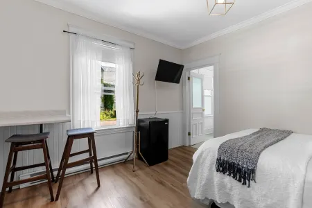 Studio 2 ~ Private BDRM, Minimalistic Feel Отели рядом со станцией Залізнична станція Монктон