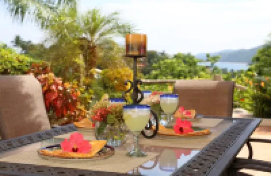 Large 1&2/BD Private Villas, Ocean Views, Lovely Pool, Ideal Location