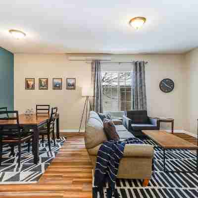 Beautiful 2-Bedroom Park View Others