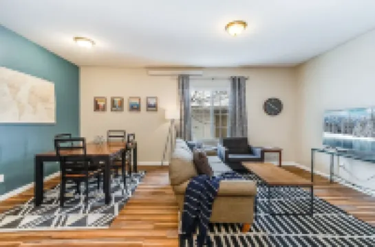 Beautiful 2-Bedroom Park View