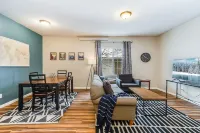 Beautiful 2-Bedroom Park View