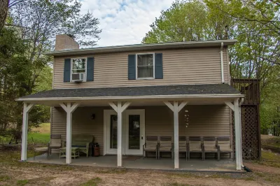 Updated Mountain home, Lake, Firepit, BBQ, Ski Hotels near Lake Shangri-La