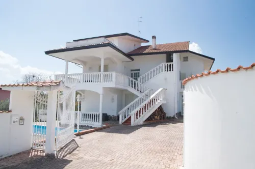 ROME - Spacious apartment in villa with pool and barbecue, 1km from the sea Hotels in Ortona