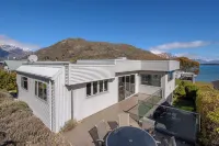 Lakeside Haven -a unique location, surrounded by beauty and amenities galore! Hotels in Frankton