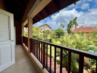 4 bedrooms/3baths townhouse best location 2 min to the Beach