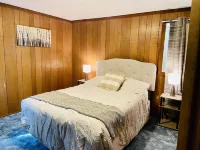 Beautiful Pocono Mountains Cabin -Hiking/ Fishing/Kayaking-Gated Lake Community! Hotels in Coolbaugh Township