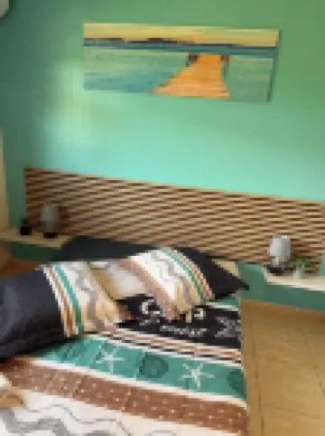 3 minutes walk from the beach and shops.swimming pool and free parking space. โรงแรมใน