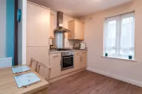 Westside Apartments :Cosy 2 Bed 2 Bath Flat
