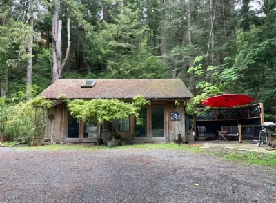 The Hobbit on Canopy Ridge Gabriola Hotels near Maffeo Sutton Park