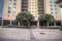 Modern 2 bedroom Condo w/ Skyline View