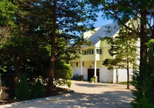 Holidays in the Hamptons! Chic Beach Home mins from Village