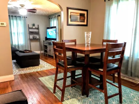 Trendy Two bedroom home centrally located near UE