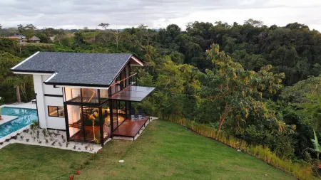 Full Ocean View Glass House. Fully Equipped Kitchen, AC, 100mb wifi, TV