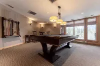 Luxurious 2-Story Penthouse | 5 Beds | Water Park Access | 5-Star Mountain Views