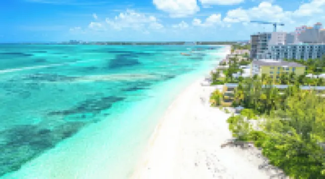 4-bedroom House with private Pool - walking distance to Baha Mar and Beach