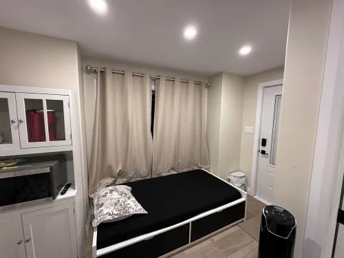 Charming small studio in adorable St. John's WiFi access, 2 twin beds, full bath