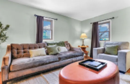 Cozy 2 Bedroom Home Mins from Downtown Champaign