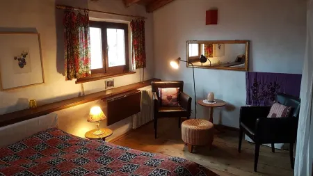 quiet, sunny, stylish, with wide valley view to south from terrace and balcony Отели рядом с достопримечательностью «Ronco»