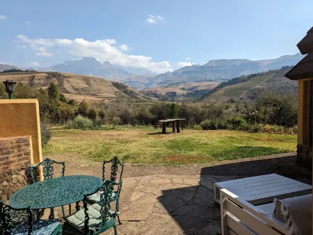 Breathe the mountain air in front of Cathkin Peak! Отели в г. Утхукела