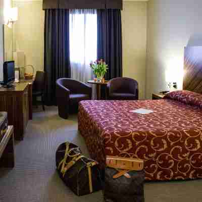 氫皮亞琴察菲拉飯店 Rooms