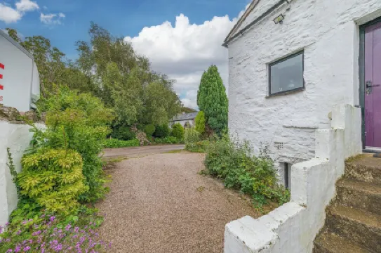 Silverdale Cottage Lake District/LancashireTwo double, one twin Отели рядом с достопримечательностью «Hyning Monastery»