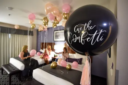 Bluemont Hotel Отели рядом с достопримечательностью «Alpha Xi Delta»