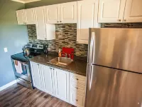 The Pines Motel and Cottages Hotels in Queens County