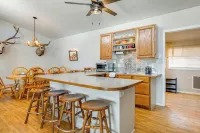 8 Mi to Hiking: Home w/ Patio in Dtwn Pioche - 홈스테이
