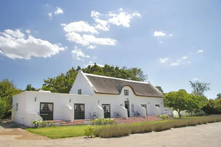 Klein Waterval Riverside Lodge Отели рядом с достопримечательностью «Groot Drakenstein Prison»