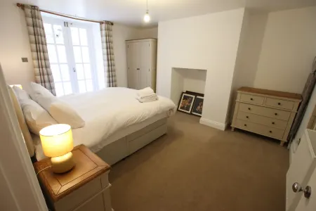 Charming Flat with Private Patio in Clifton Отели в г. Абботс Ли