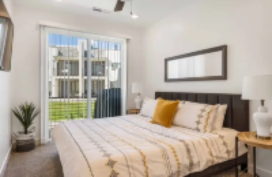 靜水#85由紅色遮陽篷