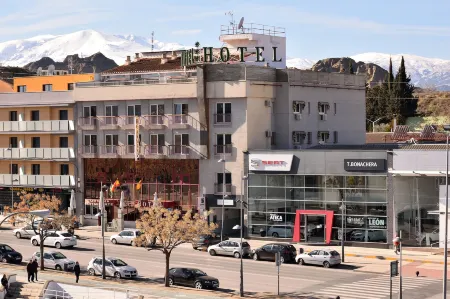 Hotel Mari Carmen Отели в г. Гуадикс