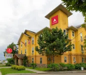 HI Kelowna Hostel Hotels in 