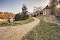 Rustic Iowa Cabin 10 Mi to Maquoketa Caves - 3-Star