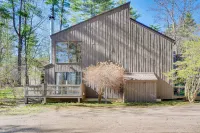 Half Mile to Ski Slopes: Conway Condo w/ Hot Tub! - Parkplatz
