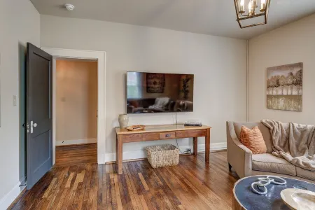 Historic 1880s 2-bedroom Downtown Apartment Отели в г. Бристоль