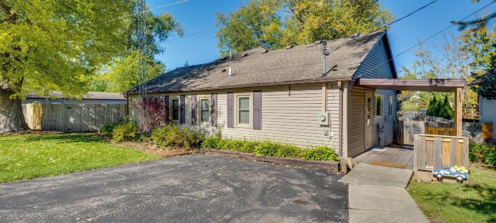 Boat Dock & Backyard: 'Rock River Retreat' Hotels in Rock County