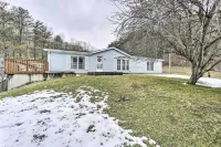 Rustic Family Home + Acreage ~ 20 Mi Hocking Hills - parking