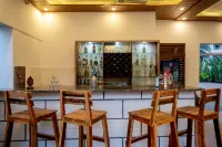 La Vaiencia Beach Resort, Morjim Beach - バー