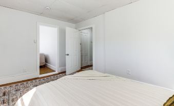 Explore Dtwn, Parks & Colleges: Cozy Worcester Apt